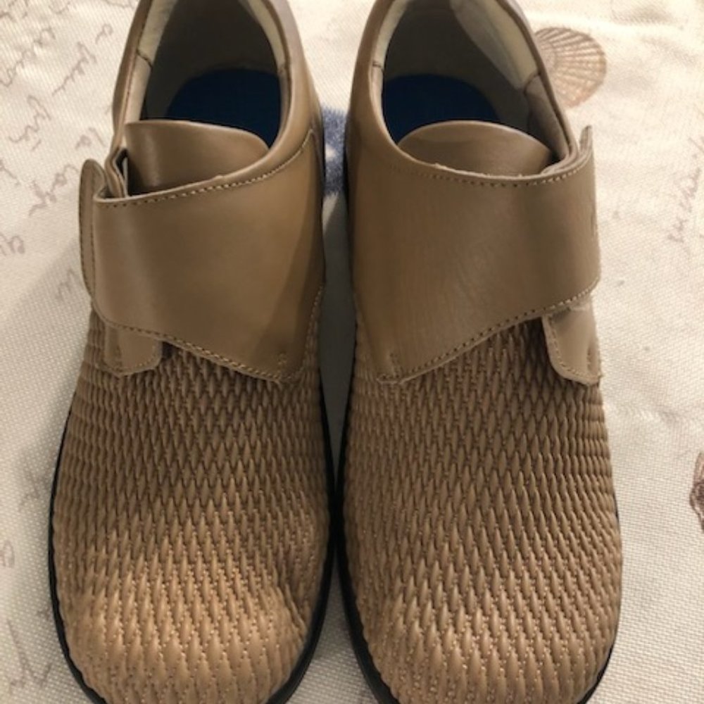 Vince Camuto SHOES 8.5 BEIGE